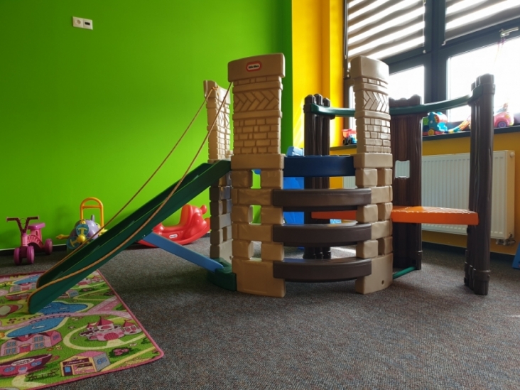 Detský kútik Kinder Paradise so šmykľavkou a hernou zostavou.